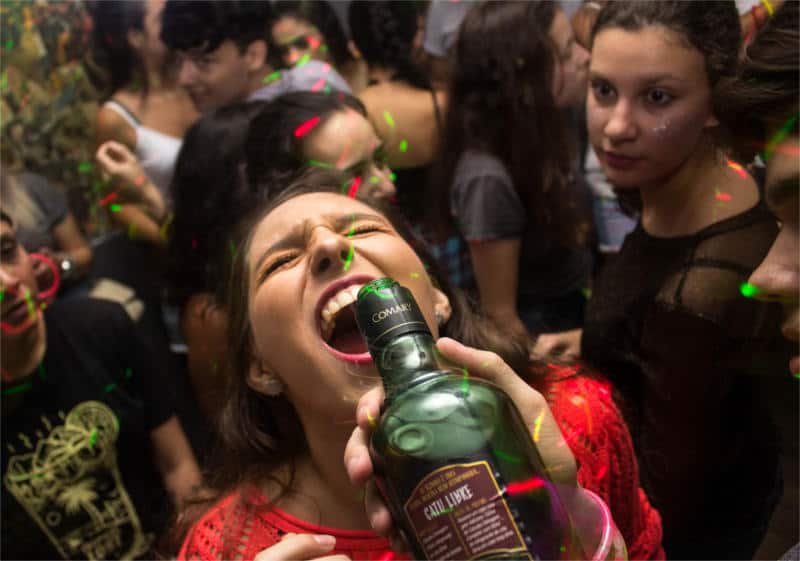 Impreza alkoholowa - ludzie nie widzą granicy pomiędzy piciem okazjonalnym a tym, kiedy zaczyna się problem z alkoholem