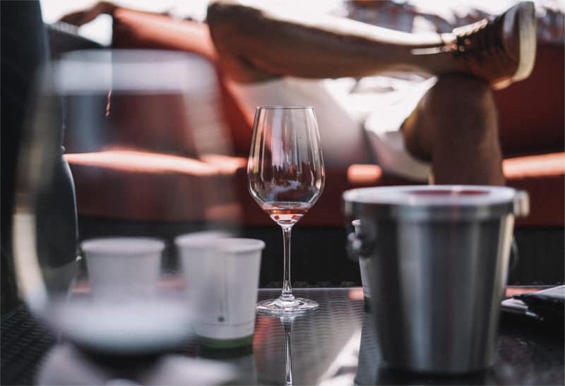 Wysokofunkcjonujący alkoholik pije alkohol dobrej jakości - również w domu podczas relaksu