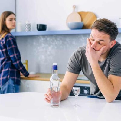 Mąż alkoholik w domu, jak mu pomóc?