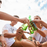 Alkoholizm u nastolatków – jak rozmawiać z dzieckiem o uzależnieniu? [INFOGRAFIKA]