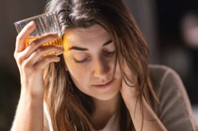 Majaczenie alkoholowe (delirium tremens): objaw w przebiegu zespołu abstynencyjnego